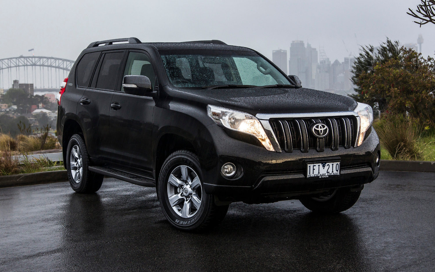Comparison Toyota Land Cruiser Prado 2015 vs Toyota RAV4 Hybrid Limited 2016 SUV Drive Comparison Toyota Land Cruiser Prado 2015 vs Toyota RAV4 Hybrid Limited 2016 SUV Drive